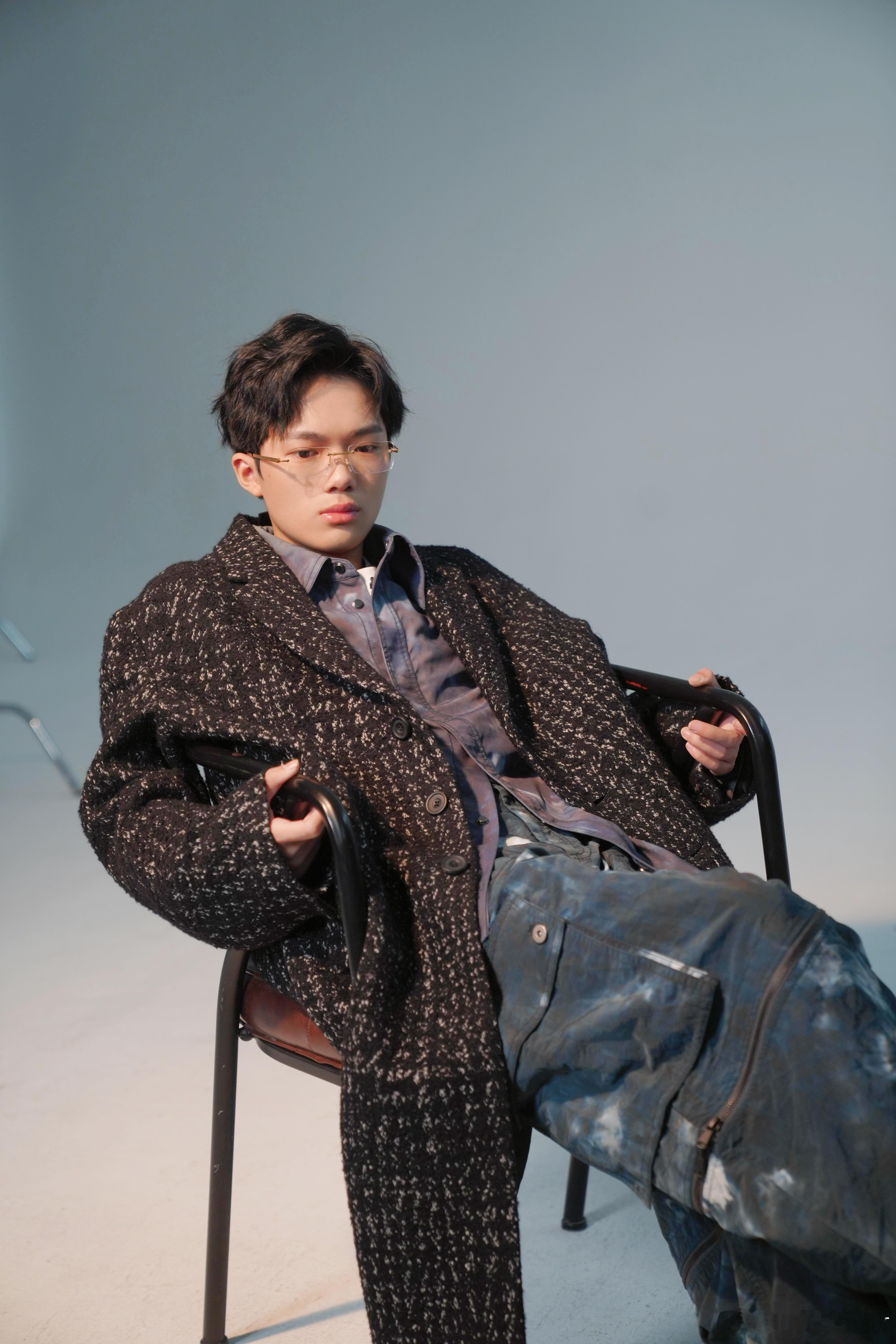 清清冬日反差感大片 今天不是小马是马总～～好成熟的look[喵喵] 