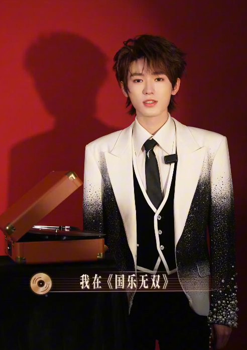宋亚轩全新演绎金曲宋亚轩黑白拼色碎钻西装 宋亚轩全新演绎金曲，宋亚轩黑白拼色碎钻