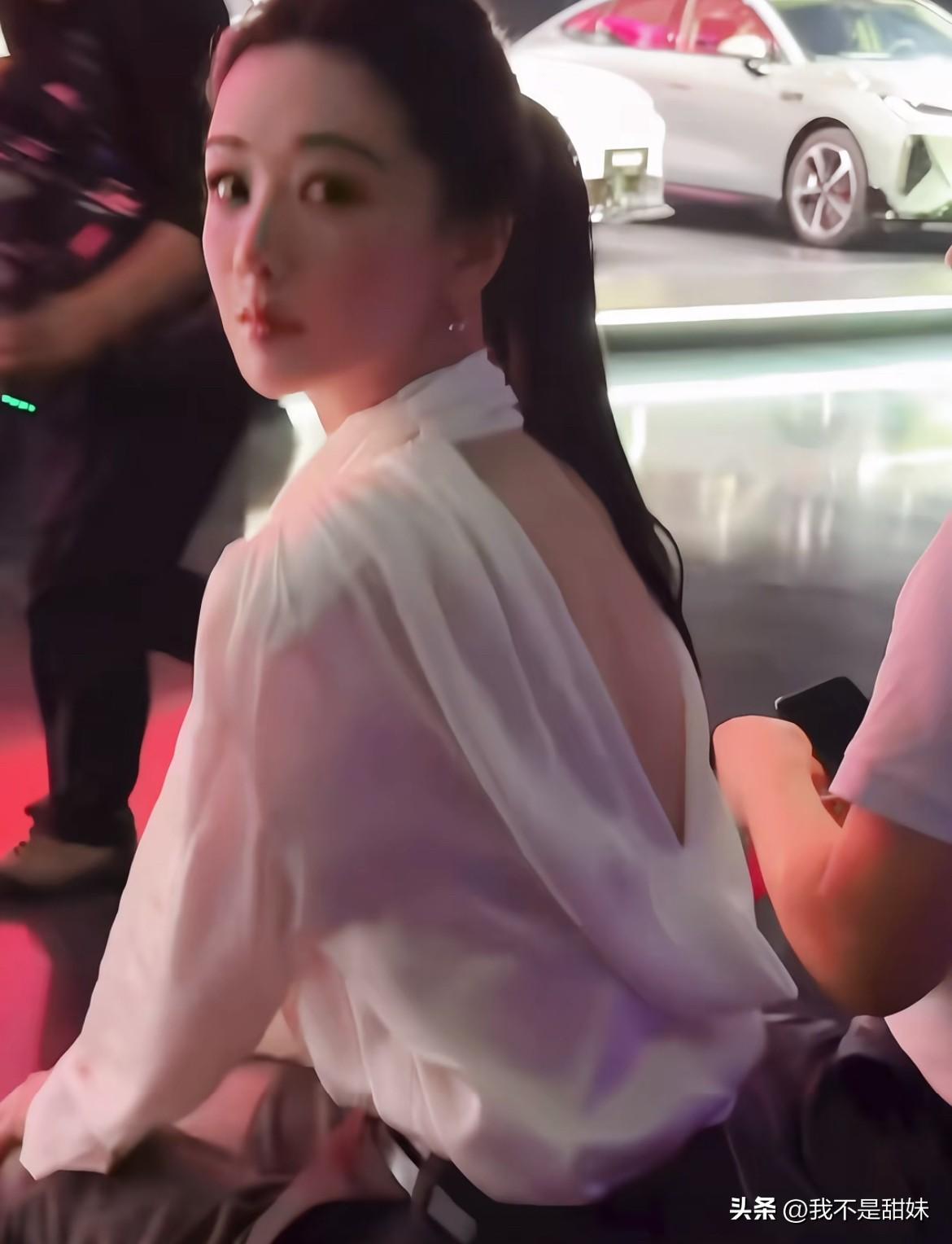 这个后背竟然是露背的[爱慕][爱慕]！
还穿了黑丝！杨紫人都被晒黑了[我想静静]