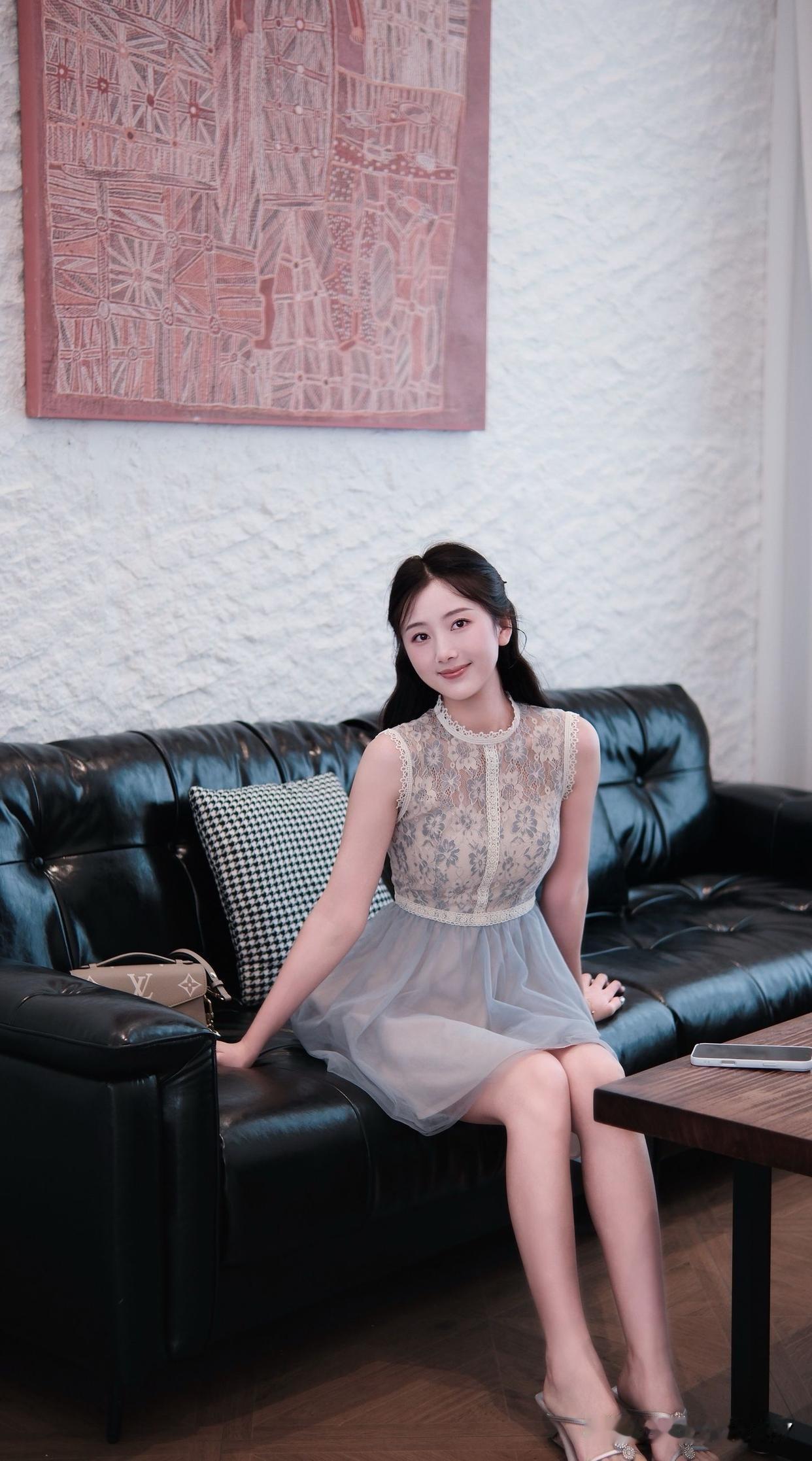 优雅少女，蕾丝连衣裙，咖啡馆里的甜美时光