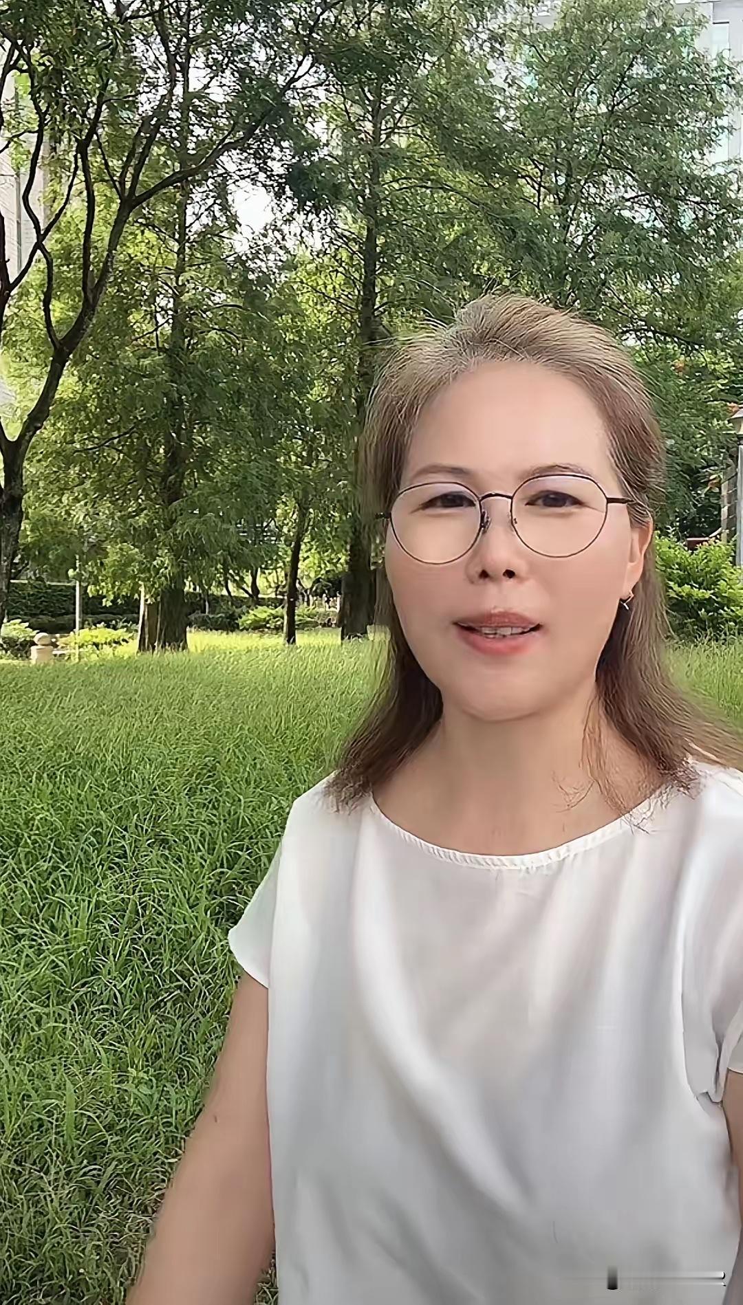小杨阿姨在小菲家这些年的变化很大，环境和人真的可以改变一个人，她变得有气质了，说