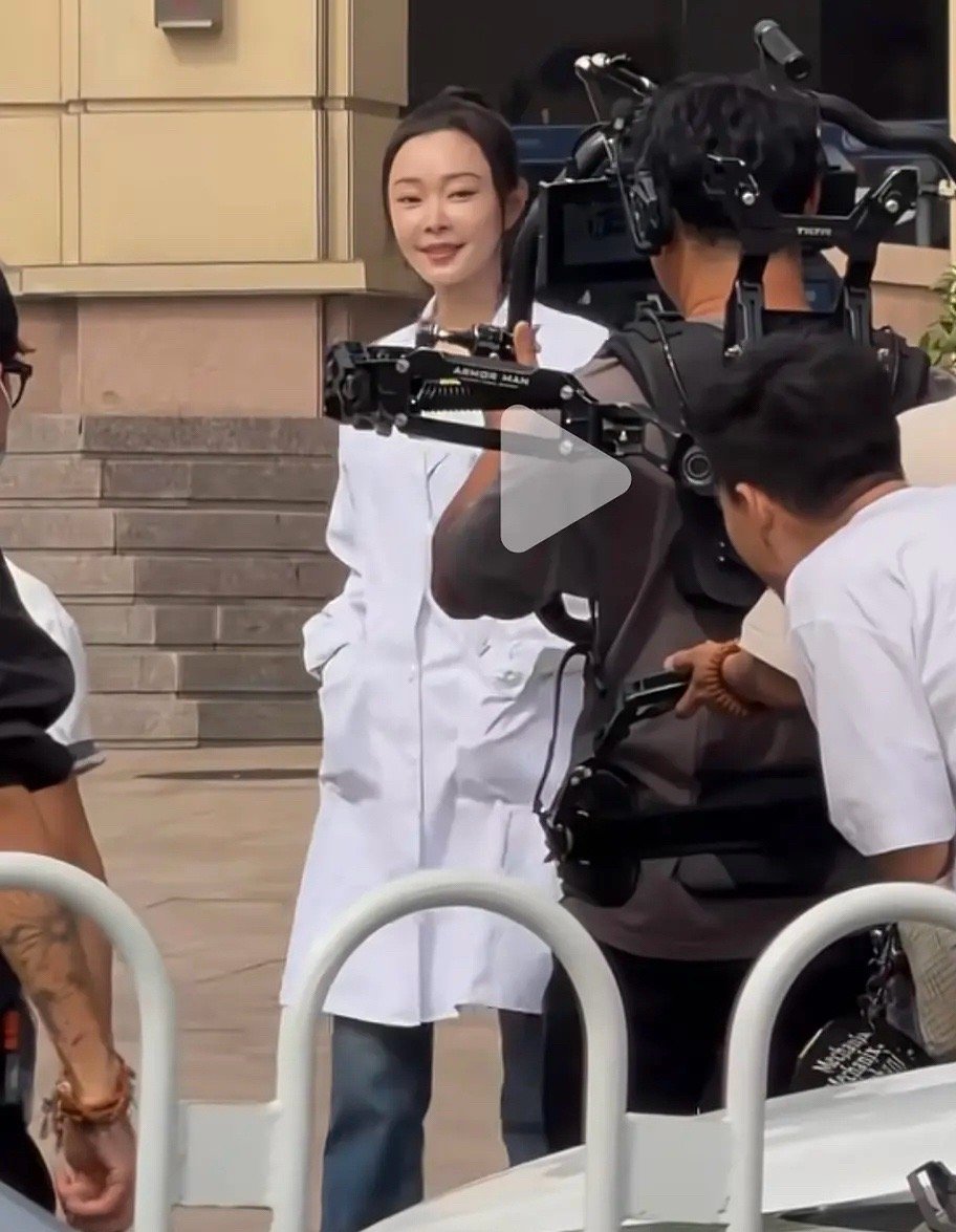 宋轶肿肿的感觉眼睛都睁不开，拉皮了[思考] ​​​