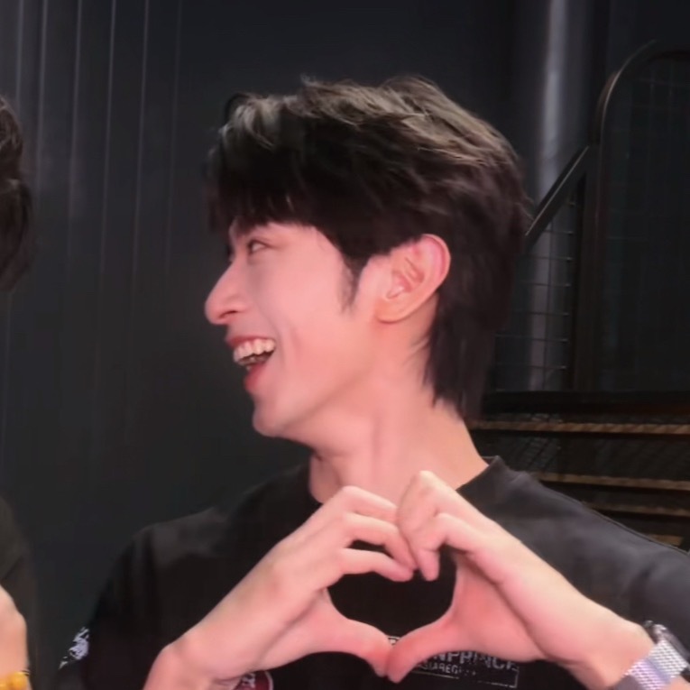 佩：你们看不到他不喜欢这样吗 你们看不见他在哭吗 然后我妈： 