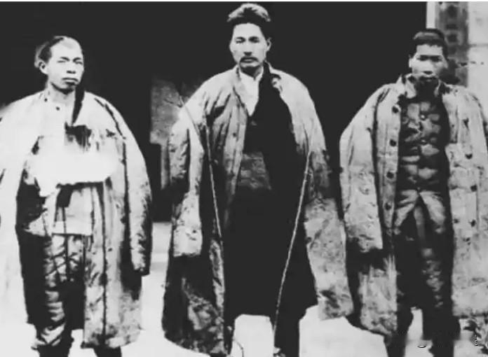 [微风]1935年，王耀武得知手下俘虏了一个红军师长，兴冲冲的跑过去准备审讯，可