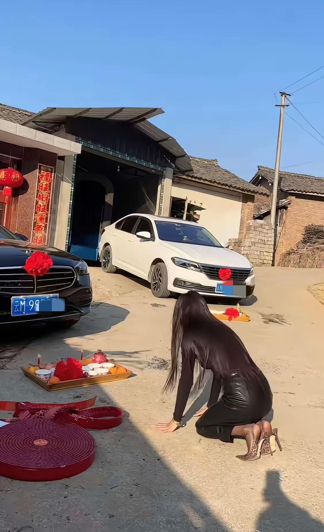 见过拜天拜地的，头一次见拜车的，谁能告诉我，这是什么跪拜仪式呀？[what]