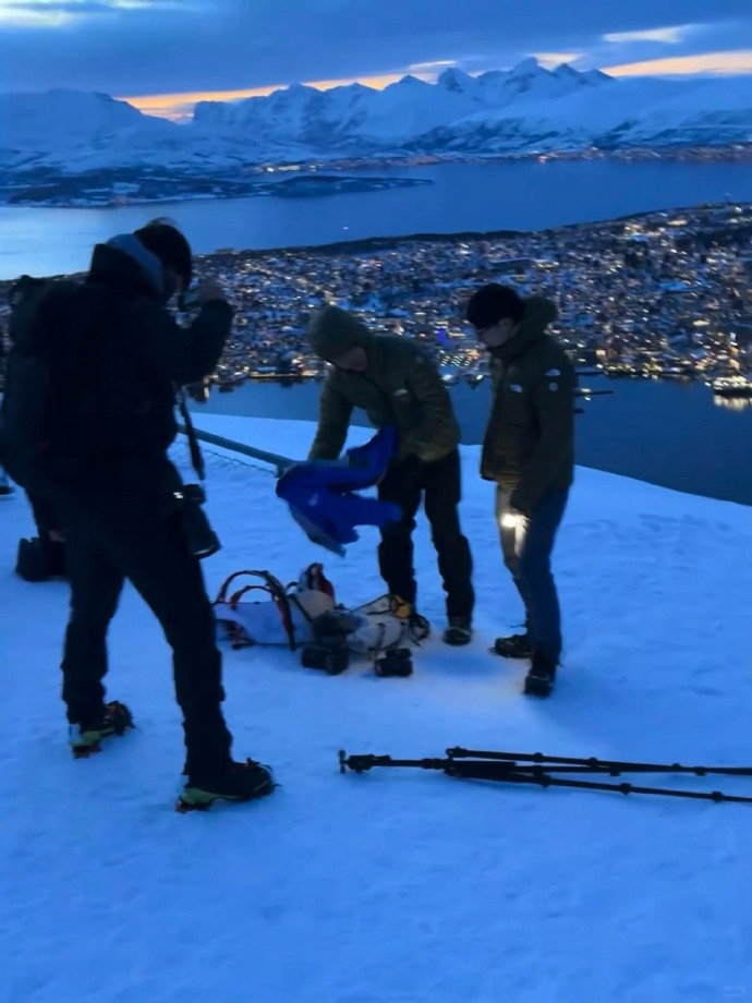 李现侧脸蓝调氛围感 李现去了韩商言出生的挪威 李现侧脸蓝调氛围感，李现去了韩商言