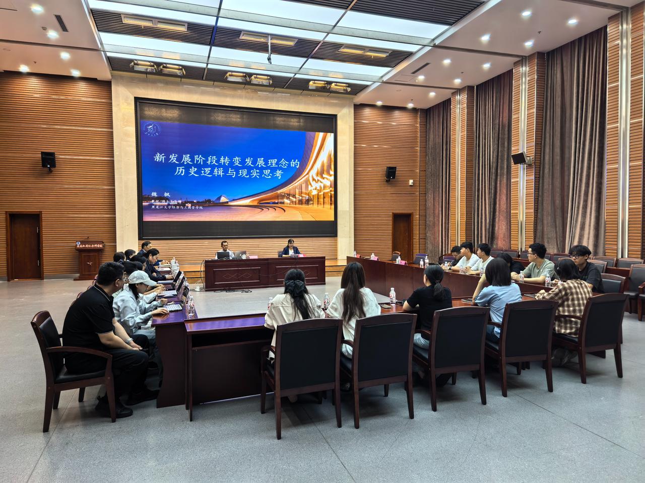 【黑龙江大学经济与工商管理学院院长、教授、博士生导师魏枫，为黑龙江省社科院研究生