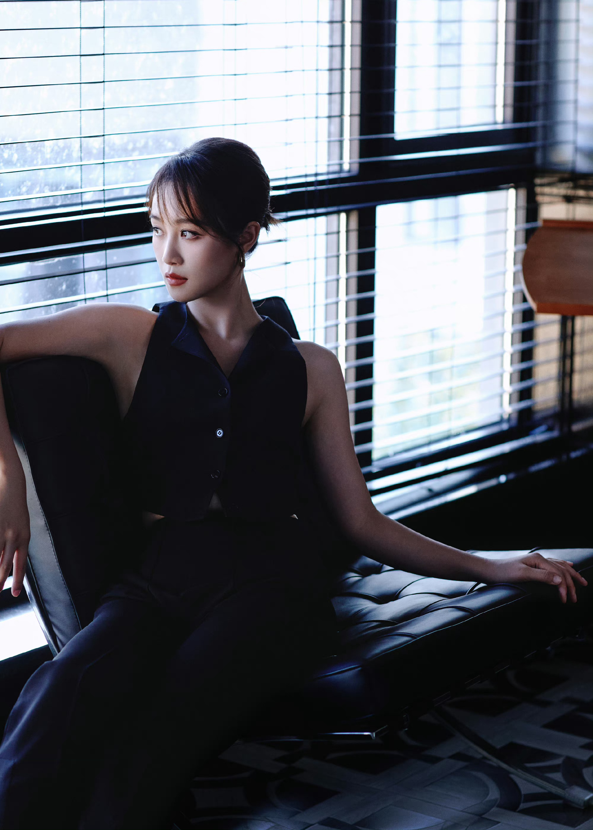 #有人失控有人硬控蓝盈莹全控#蓝盈莹职场海妖风look，黑色套装黑框眼镜，姐这性