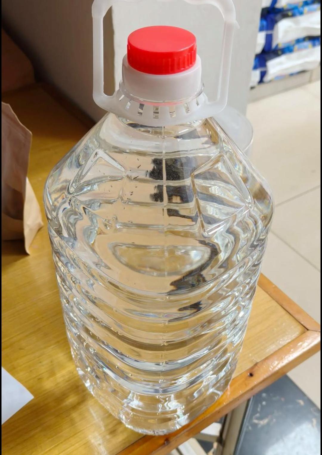 我是一个保安，我喜欢喝酒，几乎是天天喝，都是下班以后喝，上班时间是坚决不能喝的，