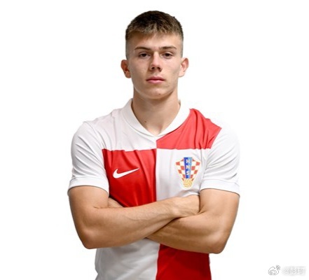 克罗地亚U21国脚贾古希奇于今年一月从斯拉文贝鲁波转会至帕纳辛奈科斯，但迄今为止