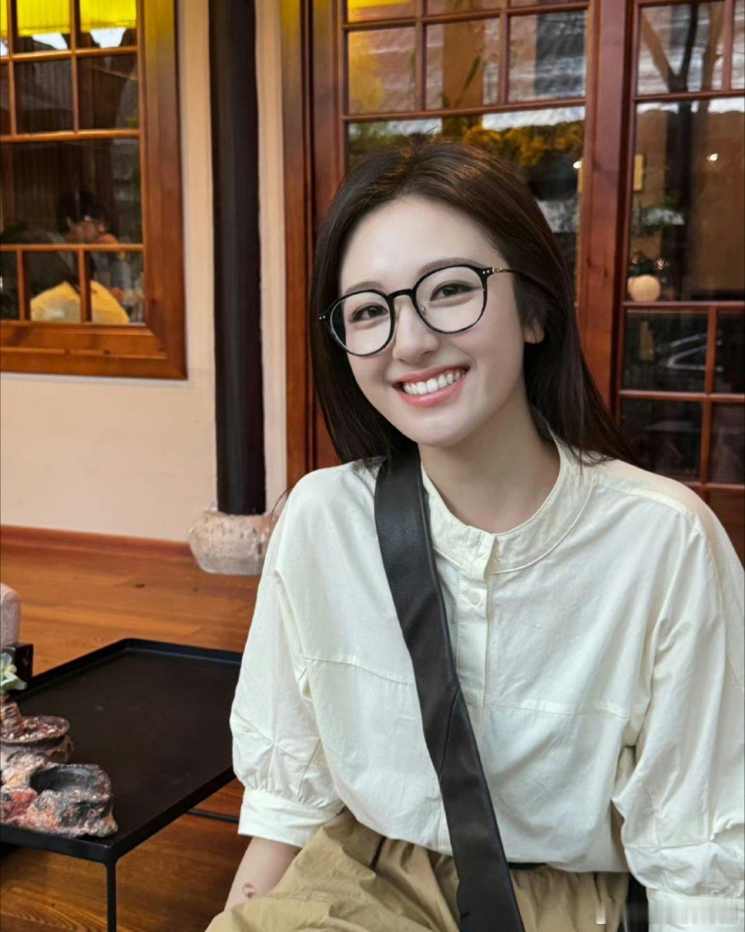 李兰迪给我一种大学生的稚嫩[污][污][污]不过她的牙好白啊 ​​​