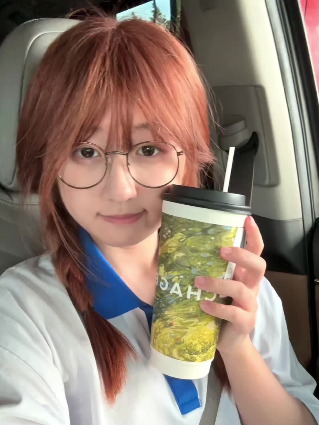 你好像瘦了 头发也变长 背影陌生让我觉得 见你是上个世纪的事 然后你开...