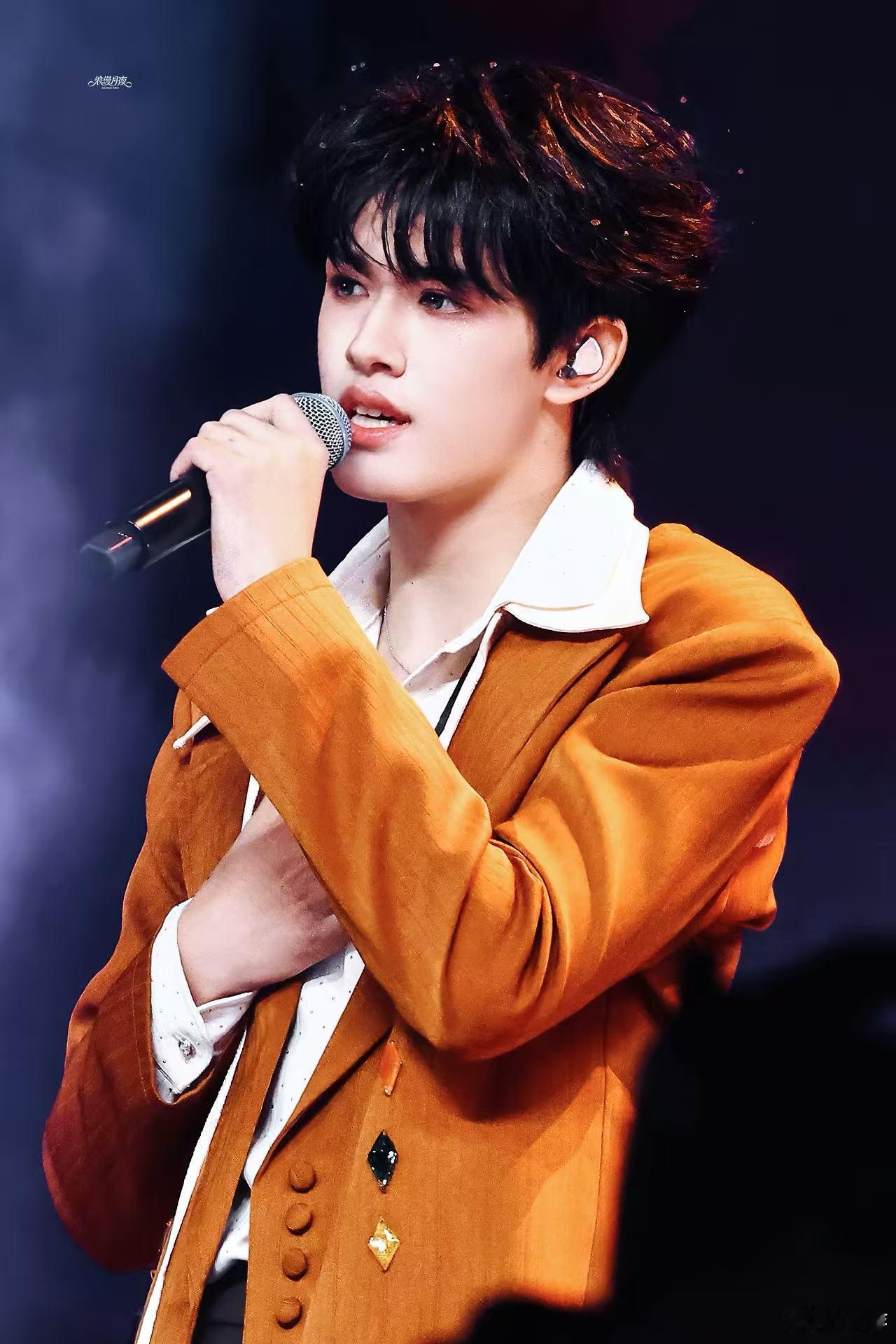 张极 再浪漫一下 永远会为张极的舞台心动，气场全开又不失细腻，每一句演唱都饱含情