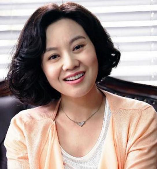 2007年一天，闫妮去买房，售楼小姐看她衣着普通，就随便一指：“这套不错，400