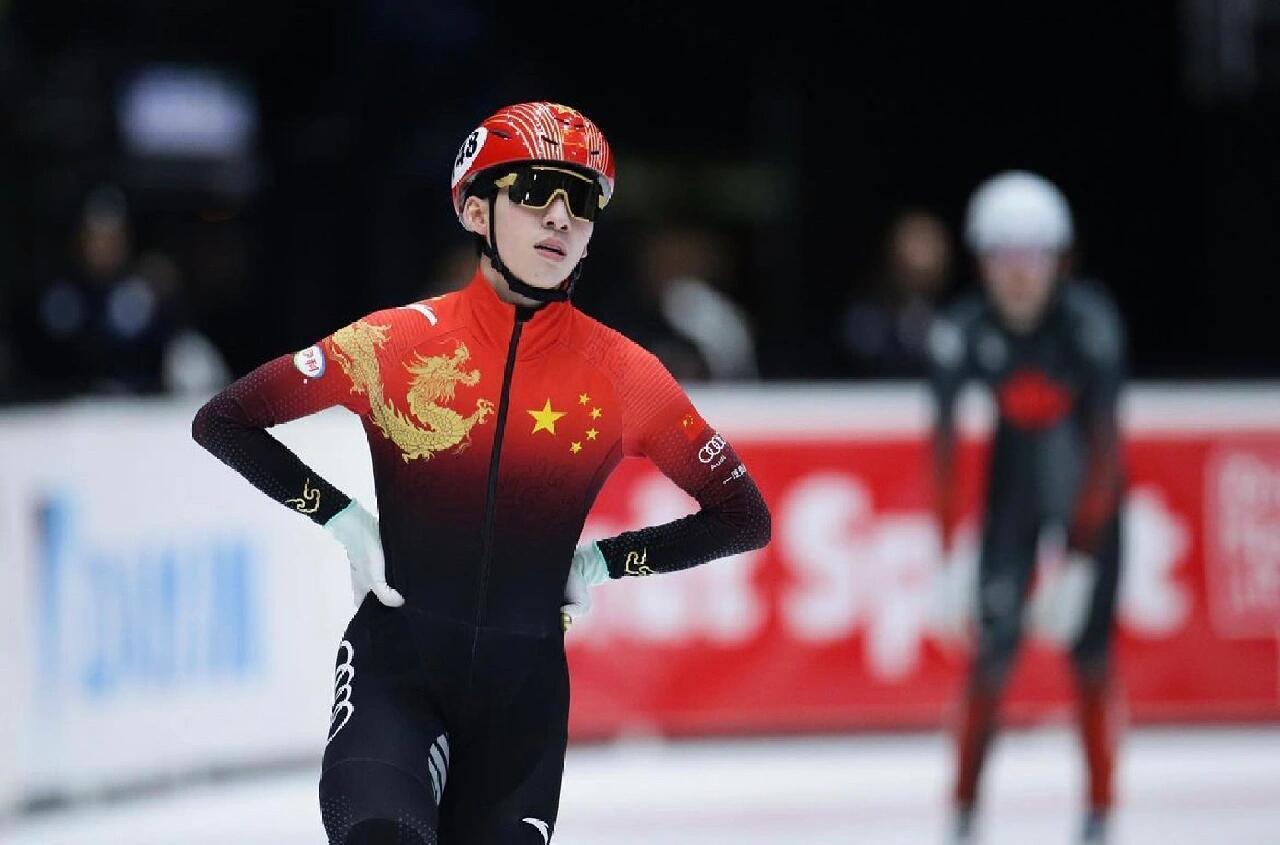 林孝埈500米突出重围41.242秒，小组第二，顺利晋级！林孝埈在500米赛道上