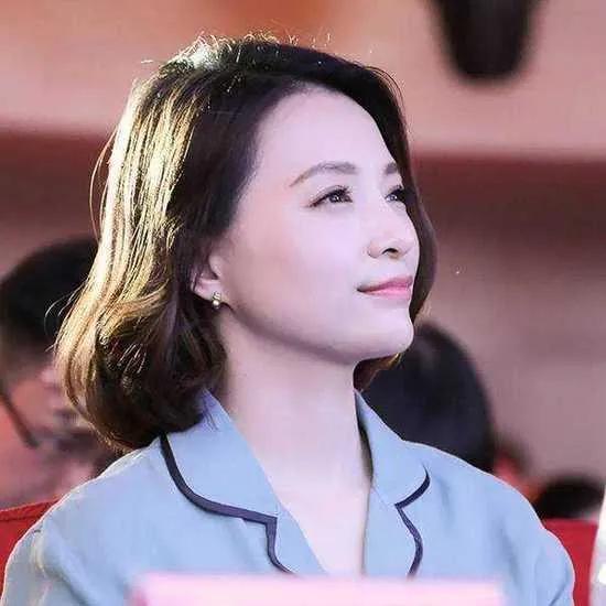 中学时，董卿的父亲要她去朋友开的宾馆免费做清洁工，朋友付她一天一块钱工资。谁知第