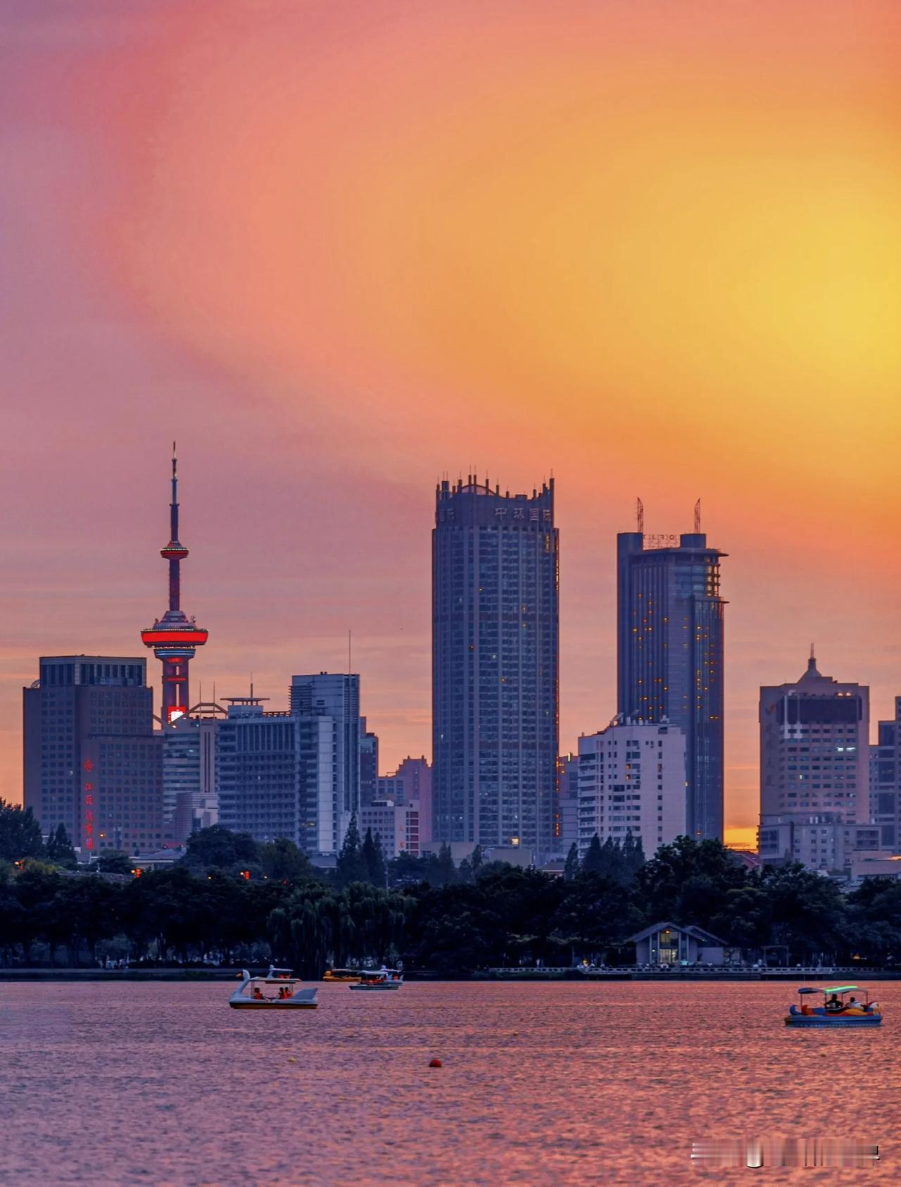 旅行～～
南京，玄武湖的晚霞，水天一色。