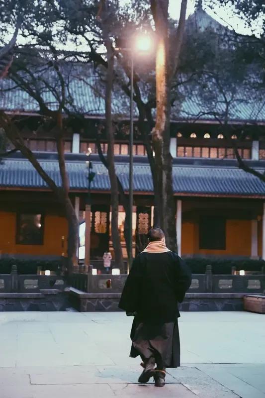 散花剑之思路花语——

你真是贵人多忘事！——这话多少也是抱怨。说这话的，恰恰说