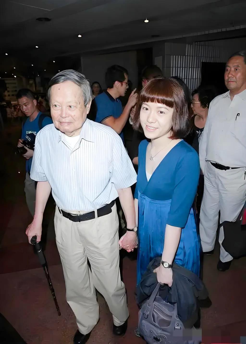 翁帆有多伟大
为了更好照顾82岁的杨振宁
将28岁的自己嫁给杨振宁，
事实证明在
