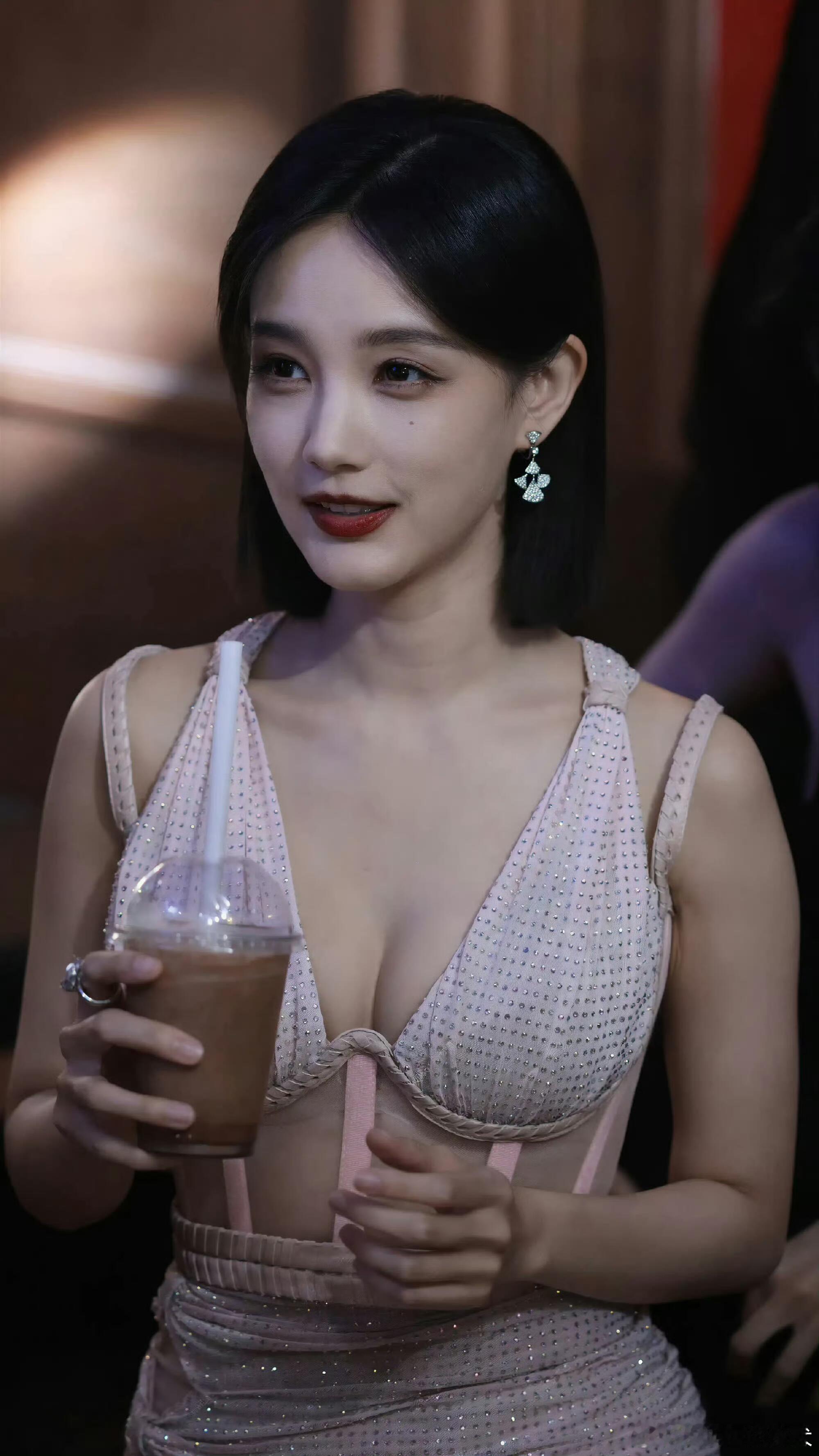 李一桐桐妈好顶的战袍 