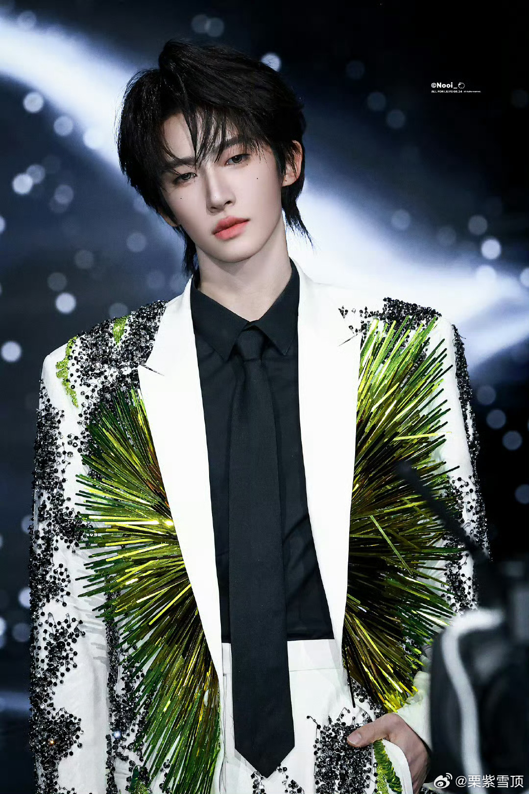 刘宇的眼神刘宇迷幻烟花碎钻高定 最美的风景不过你的眼神，刘宇个人红毯穿上迷幻烟花