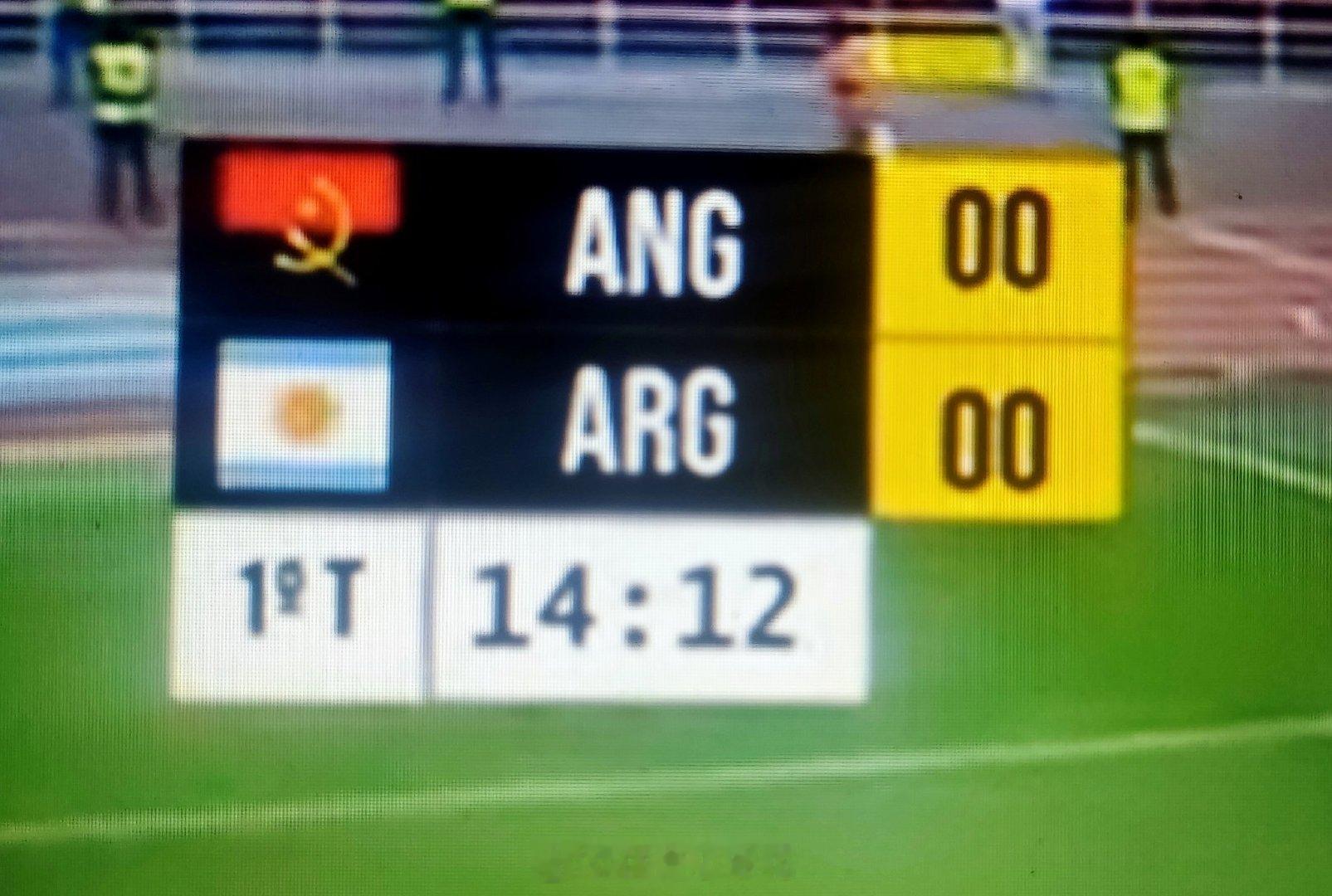 第一次见ANG(00-00)ARG这种记分牌！  cr：家里有八个金球 