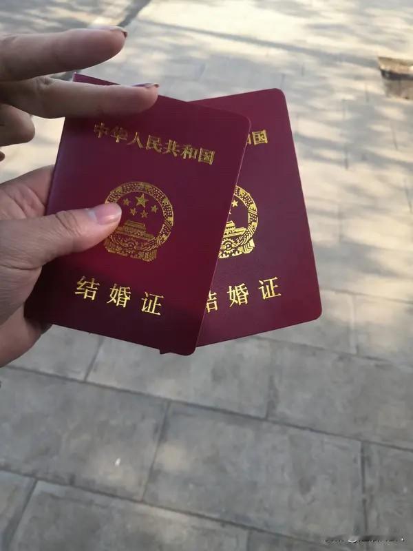 我认为可以

从法律上来说关键点很明确：

1. 没领结婚证，不属于法律认可的合