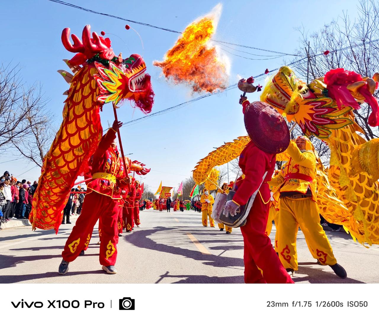 #图文伙伴计划2024 龙年社火，少不了舞龙。过年时雨雪较多，有些地方的社火就延