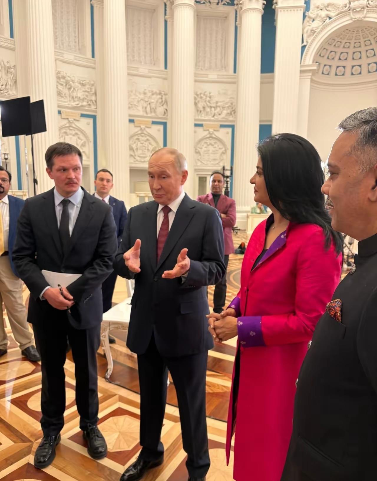 俄罗斯给定心丸，印度不怕了

在当地时间12月4日晚间抵达印度之后，普京迅速对印