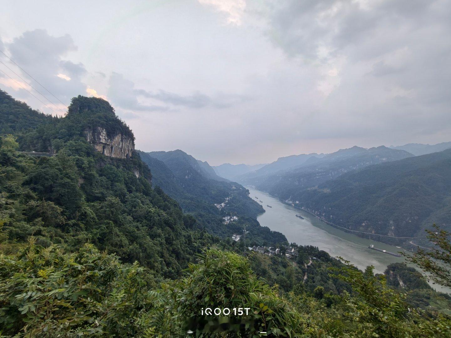 iQOO15T行走峡谷山间，山河壮阔氛围感直接拉满，全部手机直出，没有后期修图。