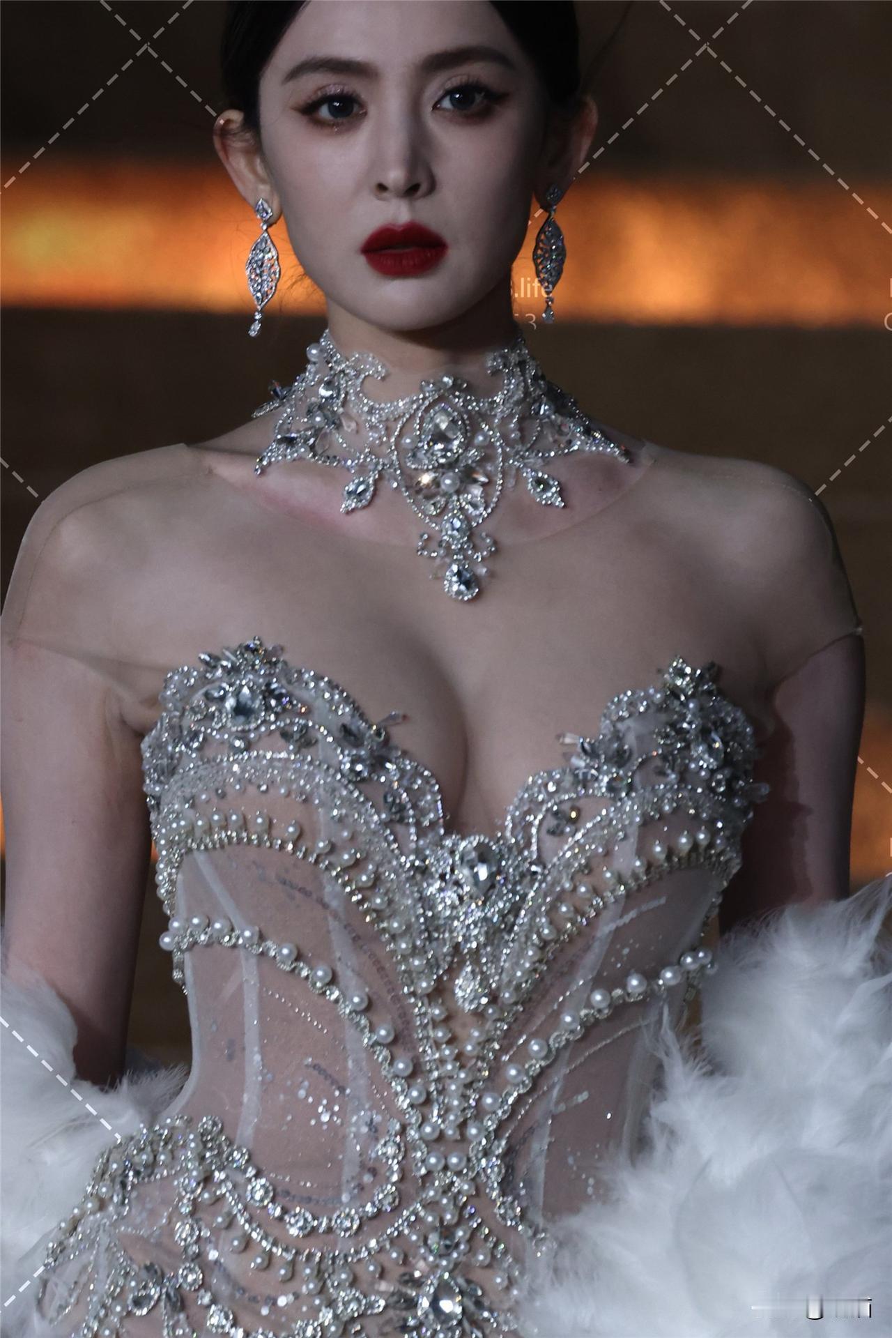 ✨2023年vogue红毯，古力娜扎GQ低胸全身透视羽毛裙礼服亮相，果然有料！[