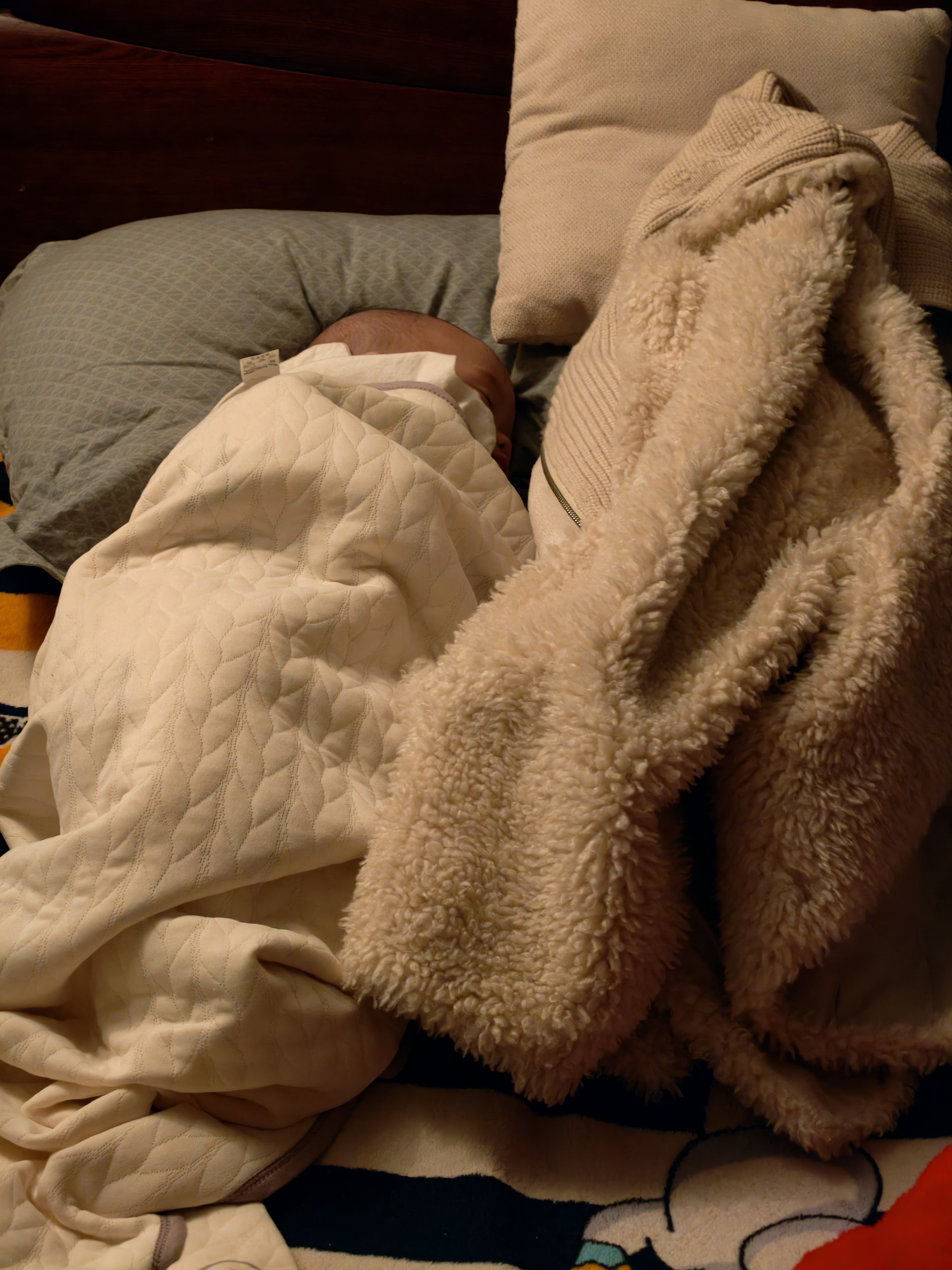 边上放一件妈妈的衣服，让他能闻到奶味，睡的更安心