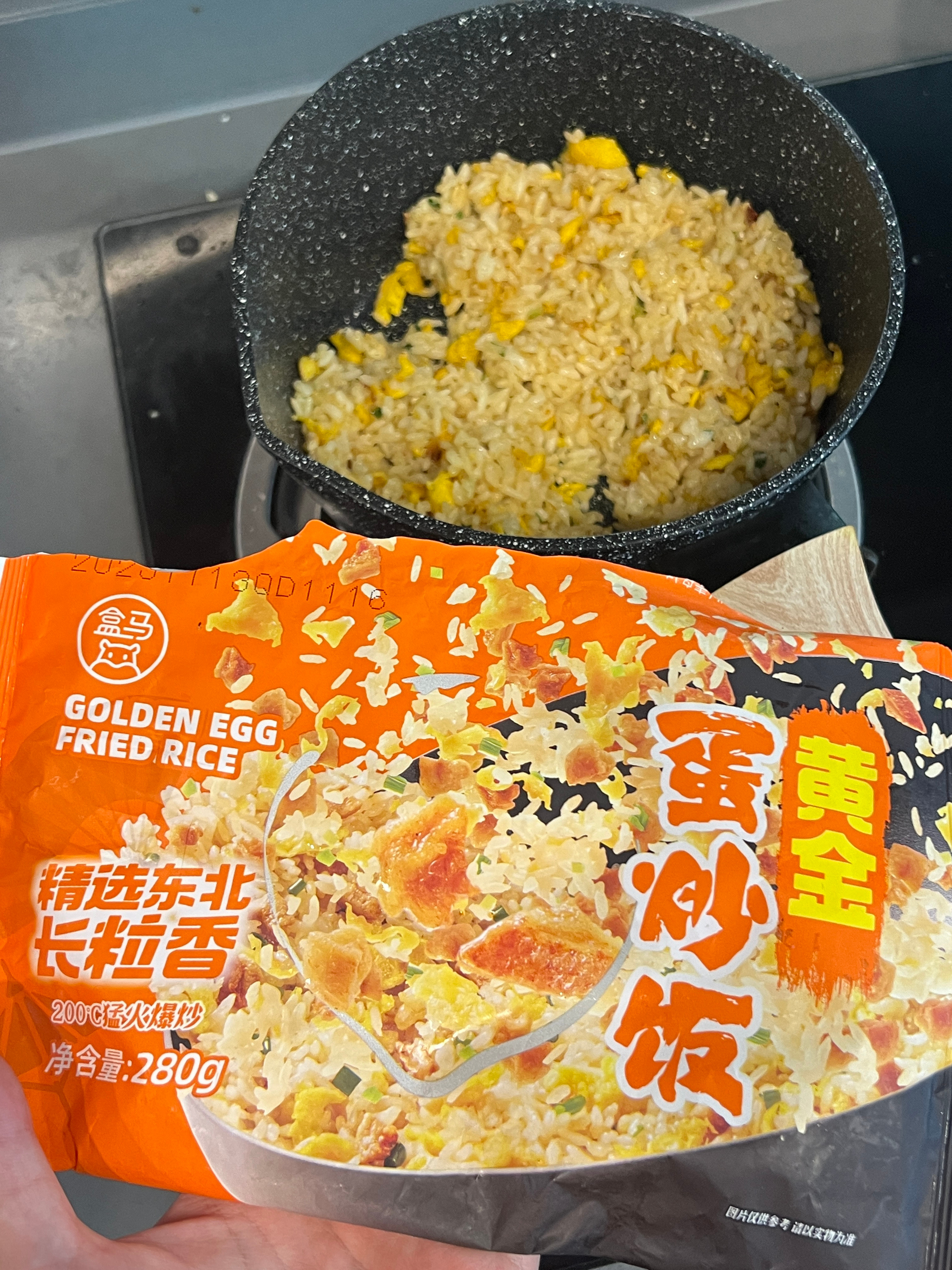 速食蛋炒饭 炒出来居然还像模像样的（但是11.9一碗还不如买楼下的[跪了]更有锅