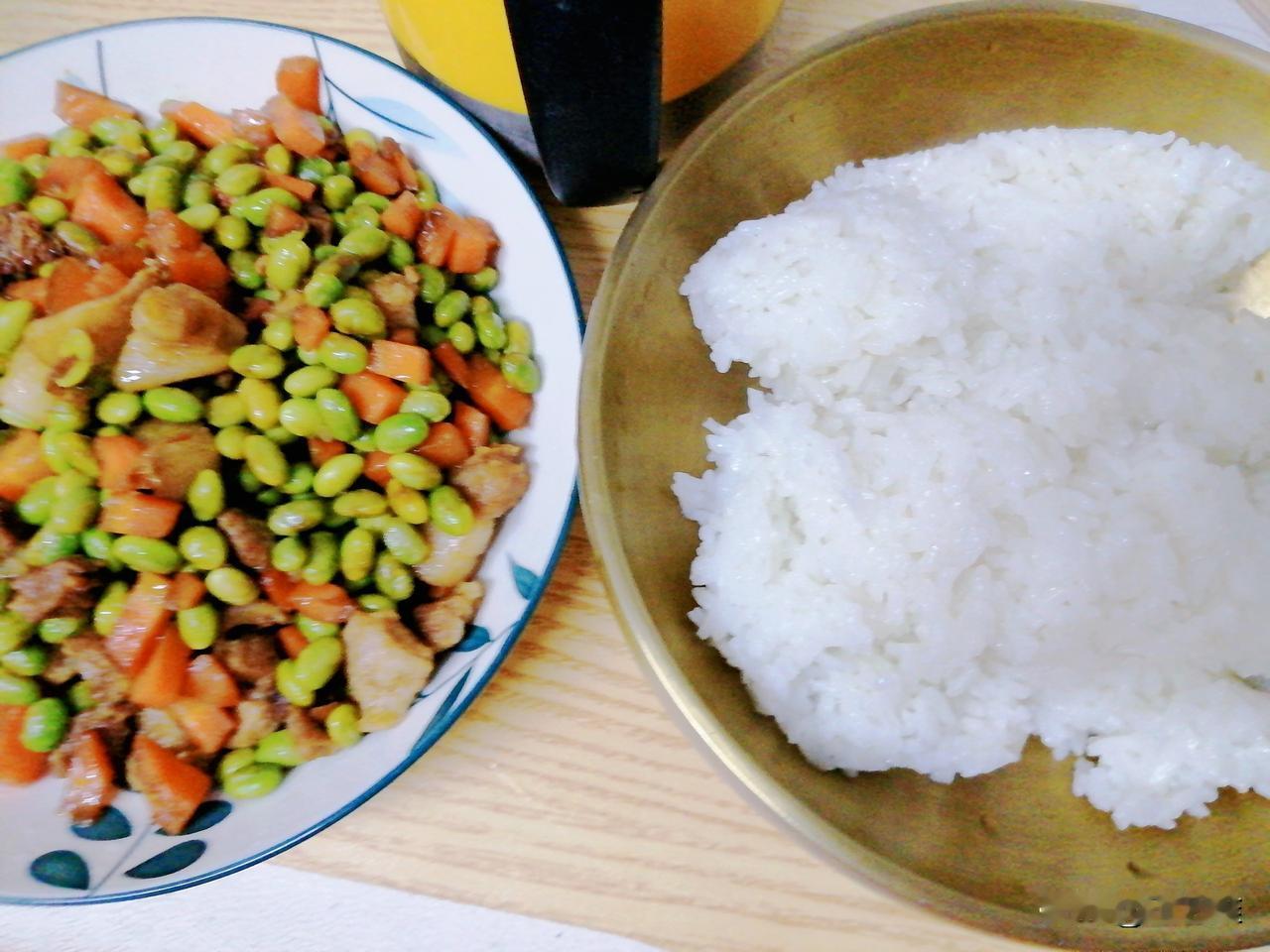 今天早午餐:青豆炒过萝卜＋猪肉丁，大米饭。

很久没吃大米饭了，昨天把发霉的小米