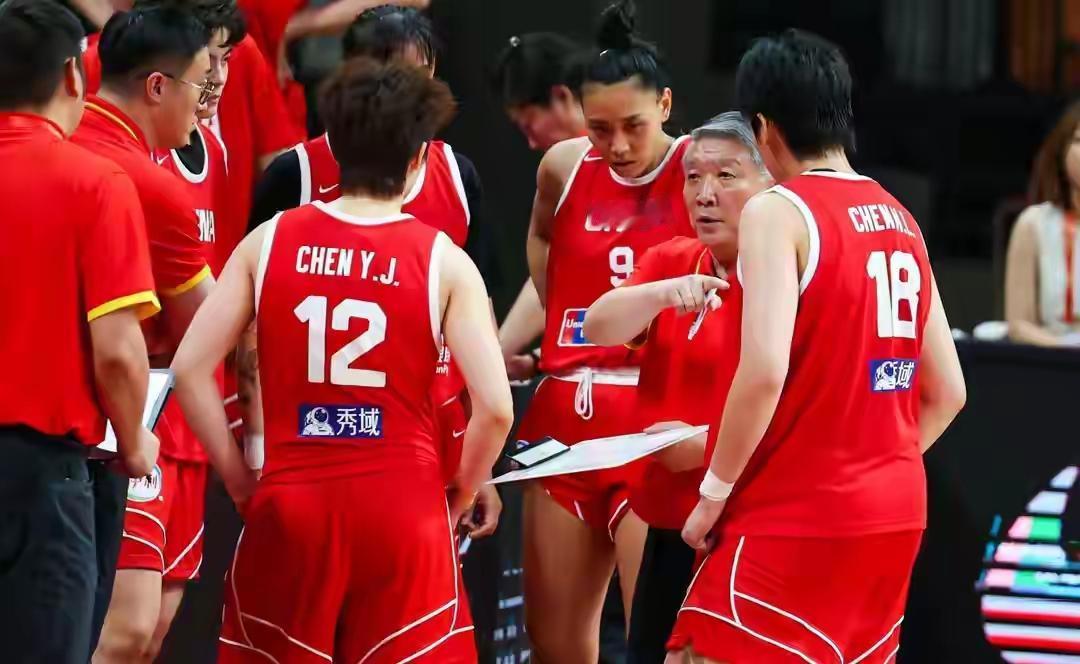 中国女篮与尼日利亚女篮第三场热身赛球员表现：
优秀：杨舒予
及格：邓雨婷、孙宇、