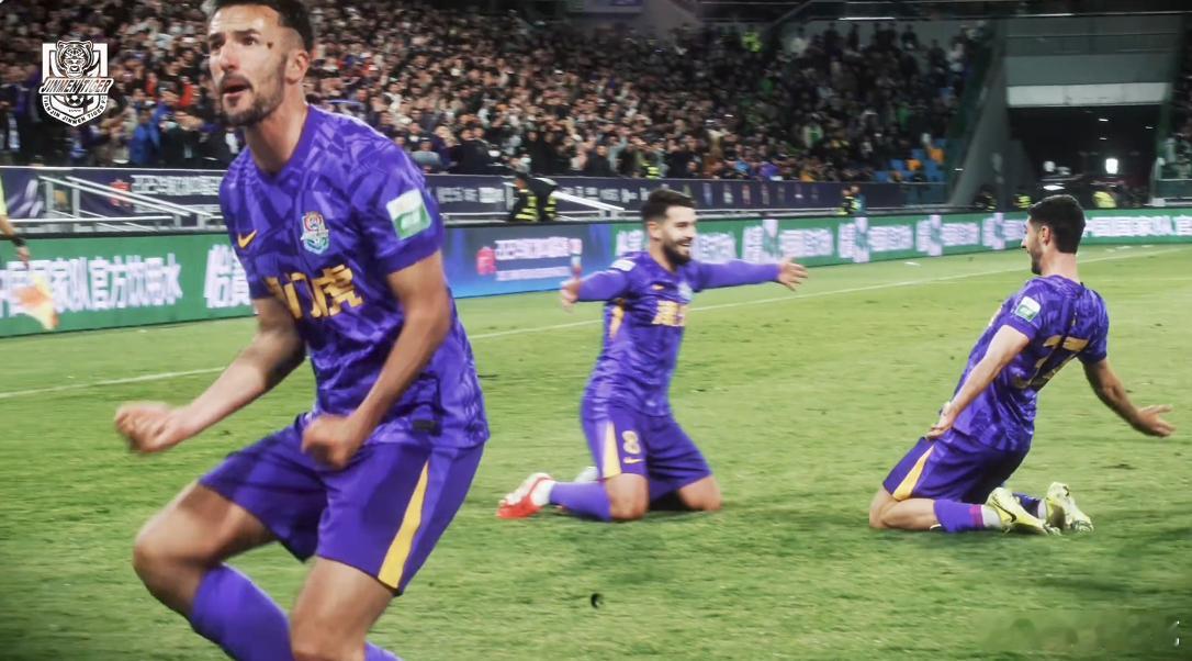 HAHAHAHA，当初我就想找，有没有老师拍到这张基莱斯进球，后面这俩滑跪！你们