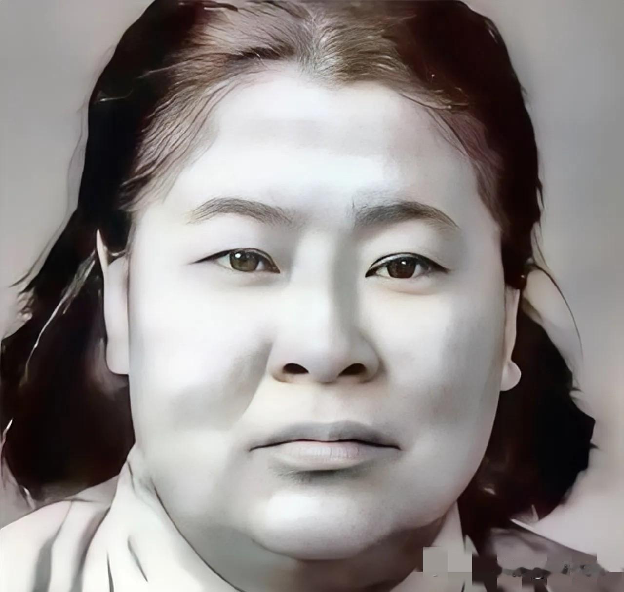 1935年，土匪黑七提出要与红军单挑，何子友去迎战，她对黑七说：“比武如果我赢了
