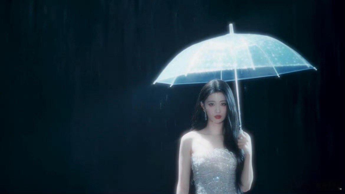 王楚然从星河中走来的仙女 静谧空间里，她踩着雨的韵律登场，银纱拂过之处，都成了星
