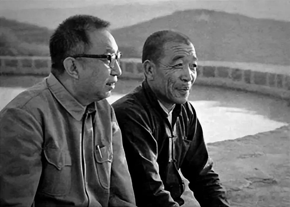 1977年华老和陈永贵在大寨虎头山上。