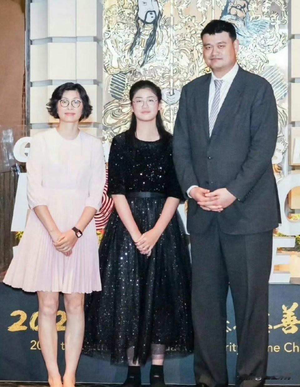 姚沁蕾身高和妈妈一样高低，虽然没有姚明那么高，但是有没有发觉姚沁蕾长相和姚明十分