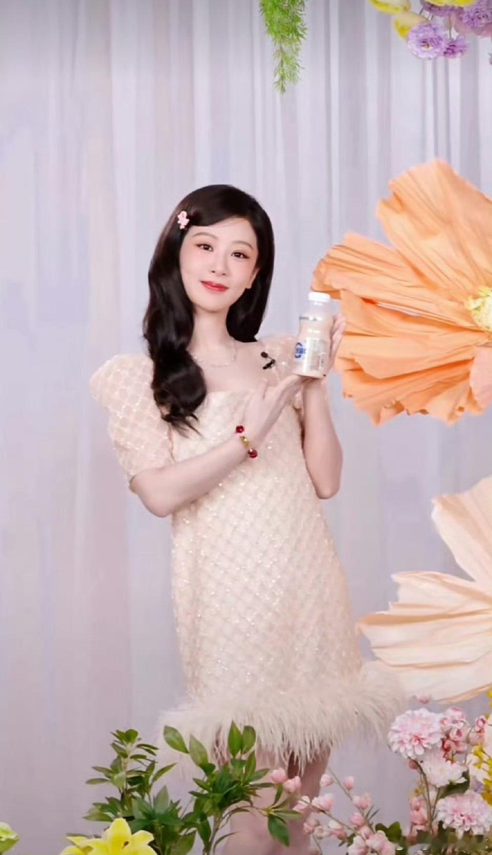 杨紫迪丽热巴又一起直播了杨紫迪丽热巴直播活动状态俩人工作安排怎么如此默契哈哈哈，