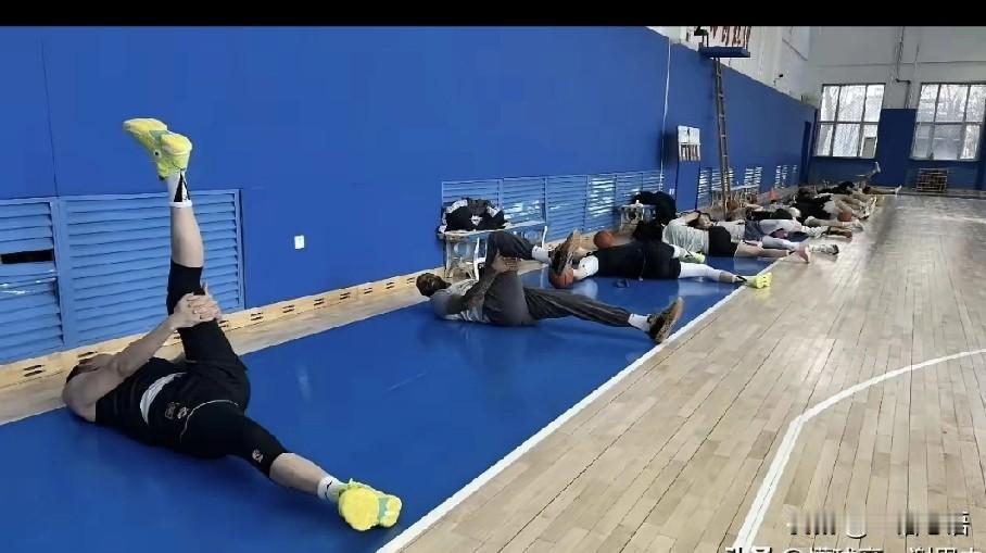 偷了一张图片，写了一篇头条！
正月初八，辽篮体育馆，一帮大小伙子，整整齐齐抬起了