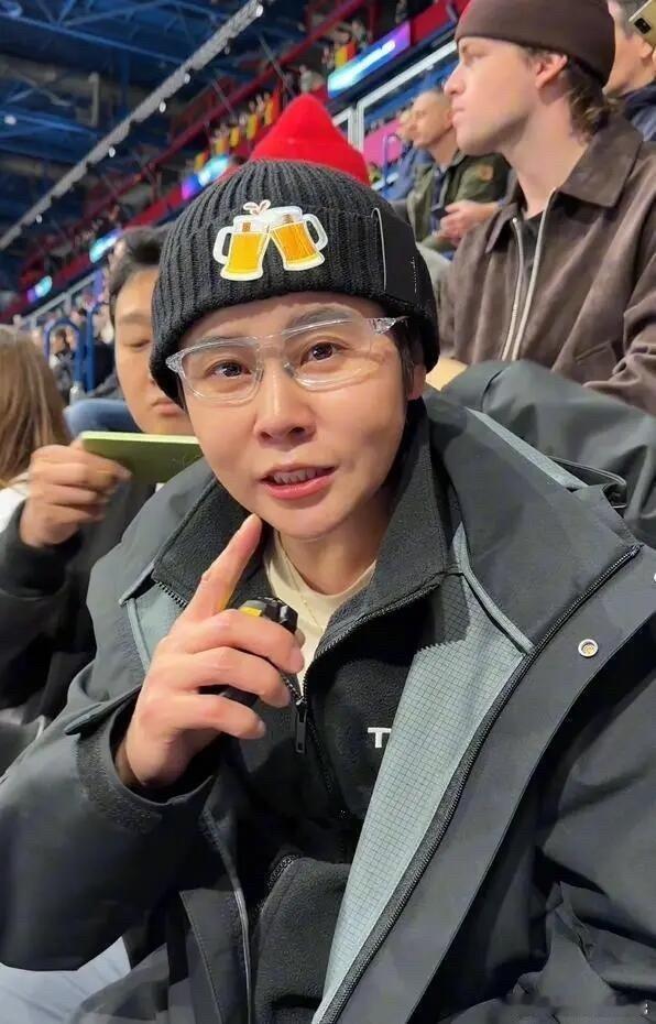 王濛再回都灵感慨哽咽 22岁的首冠有多耀眼，如今的哽咽就有多深情。冰场见证了她的