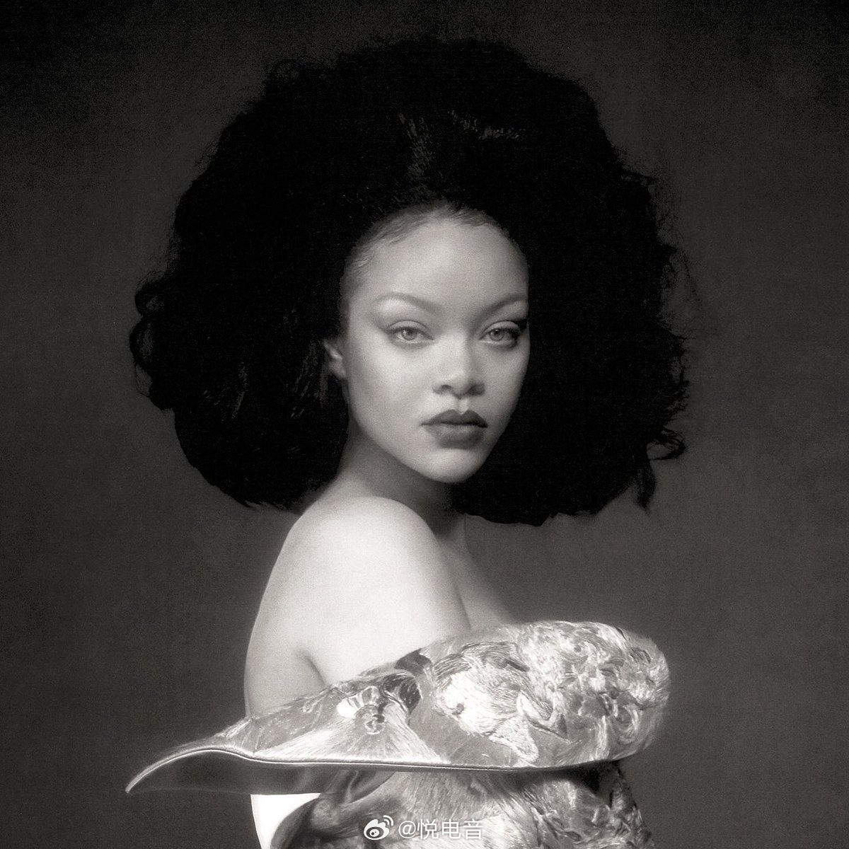Rihanna Rihanna成为历史上首位拥有20首播放破10亿歌曲的黑人女歌