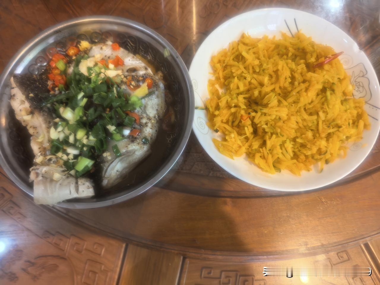 晚上一个人吃饭，就着家中冰箱现有的菜品，顺手估了两个菜：剁椒鱼头（半个）、清炒南