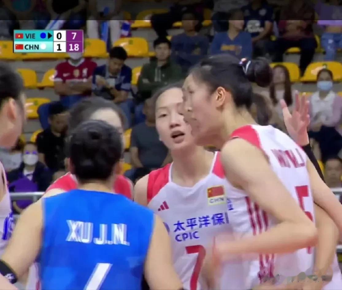 女排亚锦赛半决赛，中国队25：12拿下第二局，中国女排2：0领先。
面对中国女排