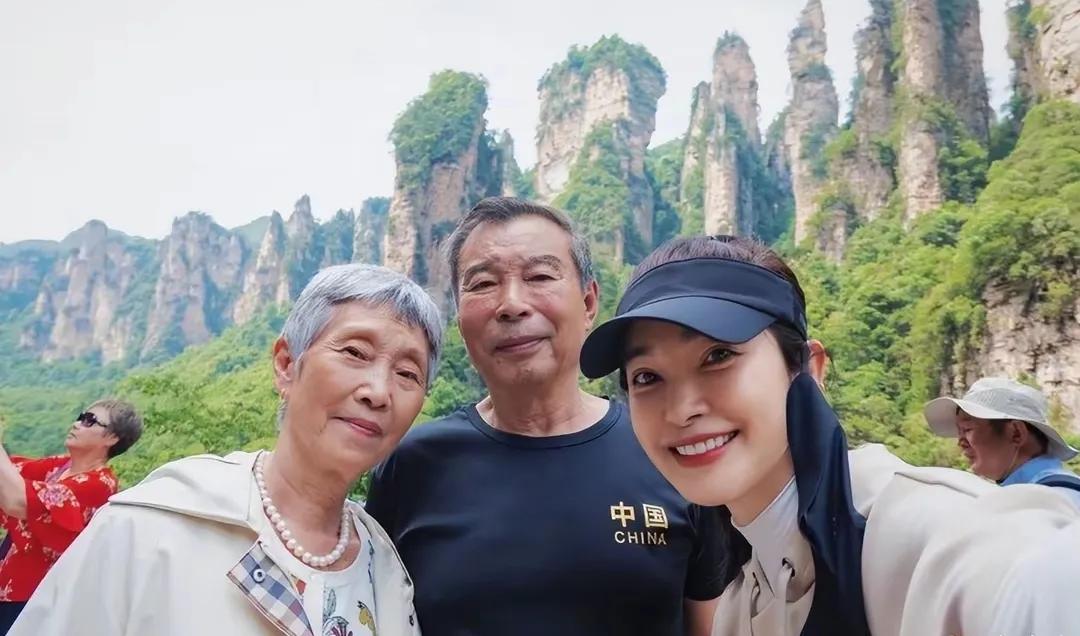 李冰冰带爸爸妈妈游张家界
一家三口同框合照，背景好美呀
李冰冰更是美丽动人
笑容