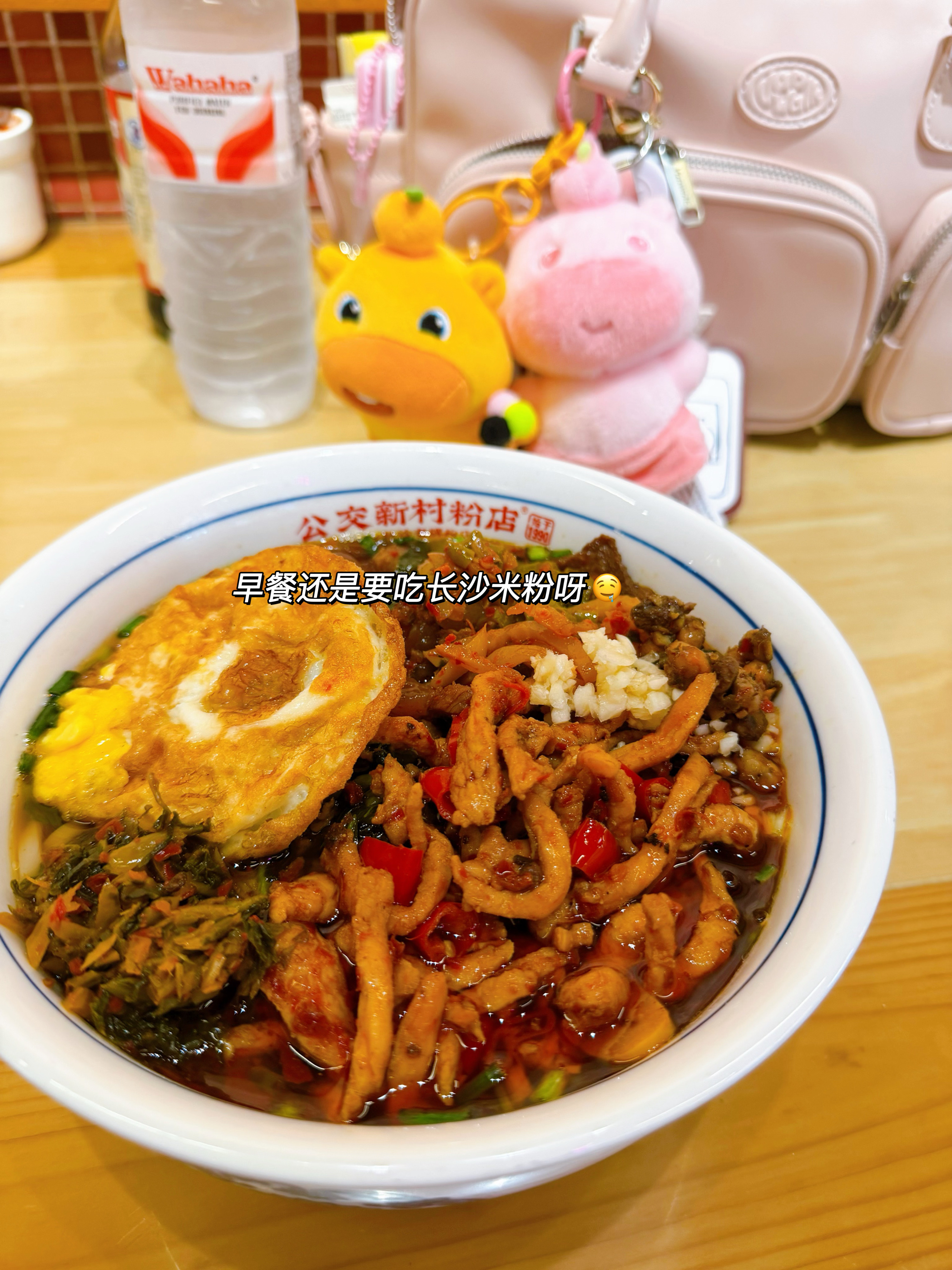 今天在酒店工作 “我欲因之梦寥廓，芙蓉国里尽朝晖。” 