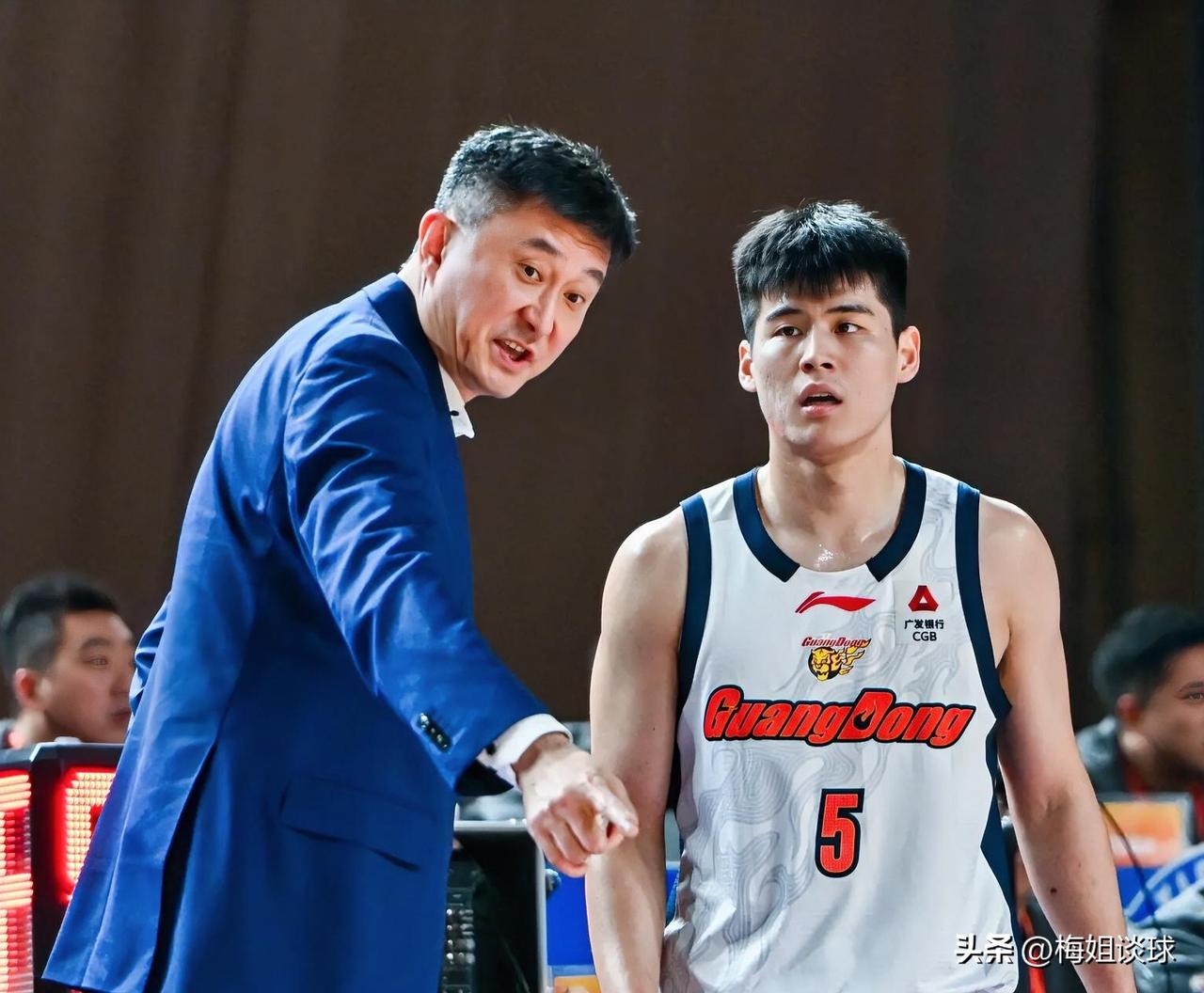 狂胜42分！广东93：51血洗四川，看看球员数据，谁是赢球功臣？！
 
01、萨