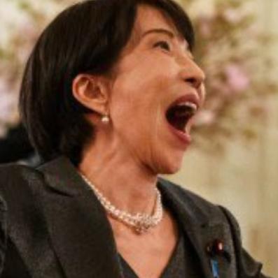 日本的网友真的绷不住了，他们不反对日本跟美国进行交流，但是他们不允许自己的首相用